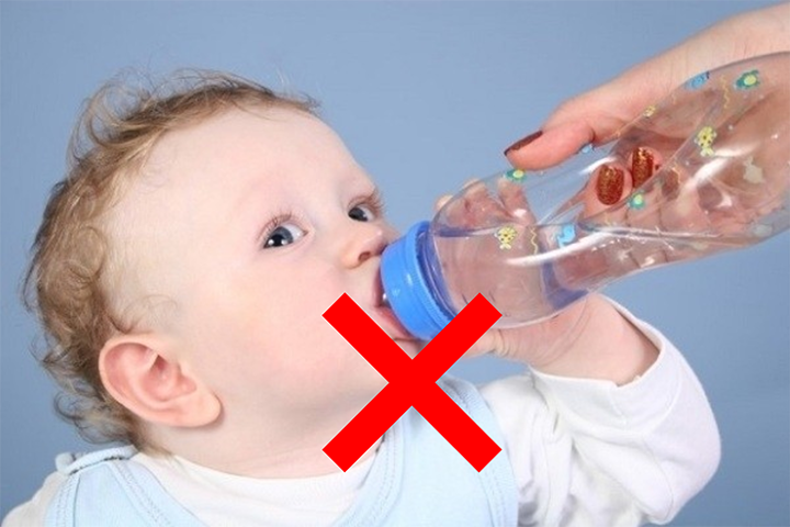 Có nên cho trẻ sơ sinh uống nước