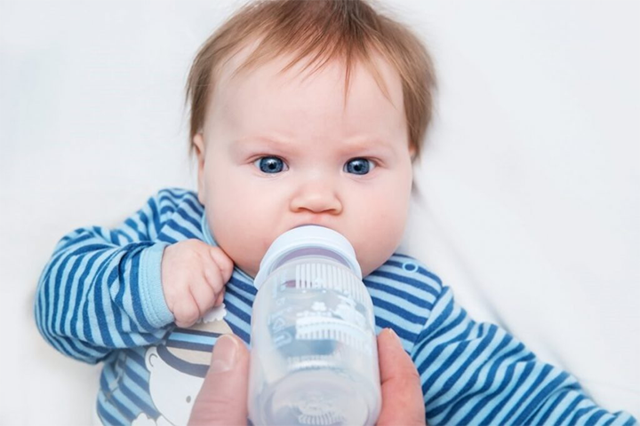 Có nên cho trẻ sơ sinh uống nước